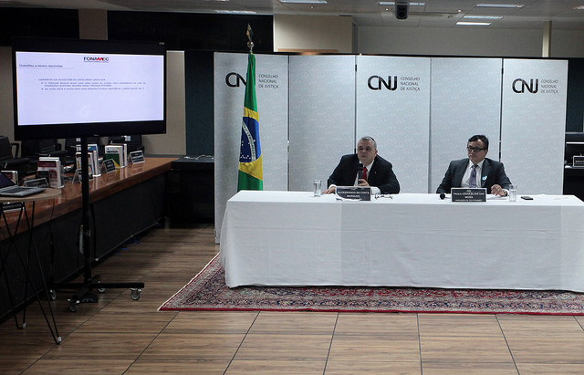 Na mesa, o membro do Comitê Gestor de Conciliação do CNJ e juiz coordenador do Núcleo Permanente de Métodos Consensuais de Solução de Conflito (Nupemec) do Tribunal de Justiça do Mato Grosso (TJ-MT), Hildebrando da Costa Marques, e o presidente do Fonamec e juiz da 5ª Vara Cível de Goiânia, Paulo César Alves das Neves. FOTO: Gil Ferreira/Agência CNJ